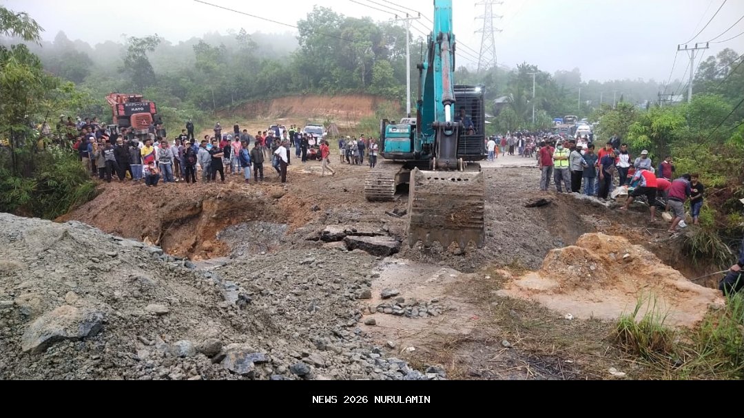 Antrean kendaraan mencapai 2 km akibat jalan amblas di Sumbar-Riau