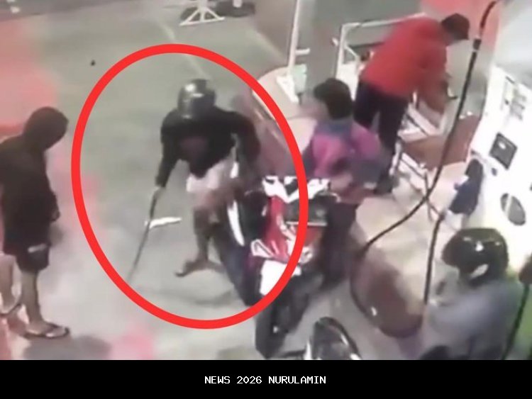 Santai antre isi BBM, pria di SPBU Sembayat Gresik tiba-tiba dihajar orang tak dikenal