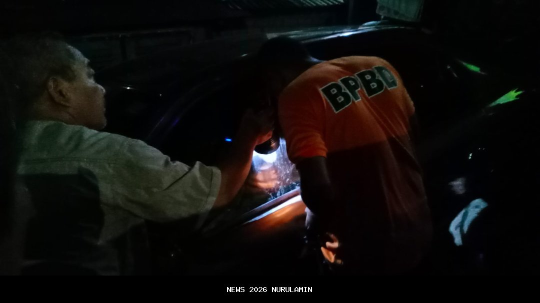 Mobil Terjebak di Selokan, Petugas Damkar Kendari Lakukan Evakuasi