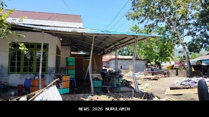 Warga Pantau Kerusakan Rumah Pasca Banjir Sumatera, Lumpur Mulai Mengeras di Dalam Ruangan