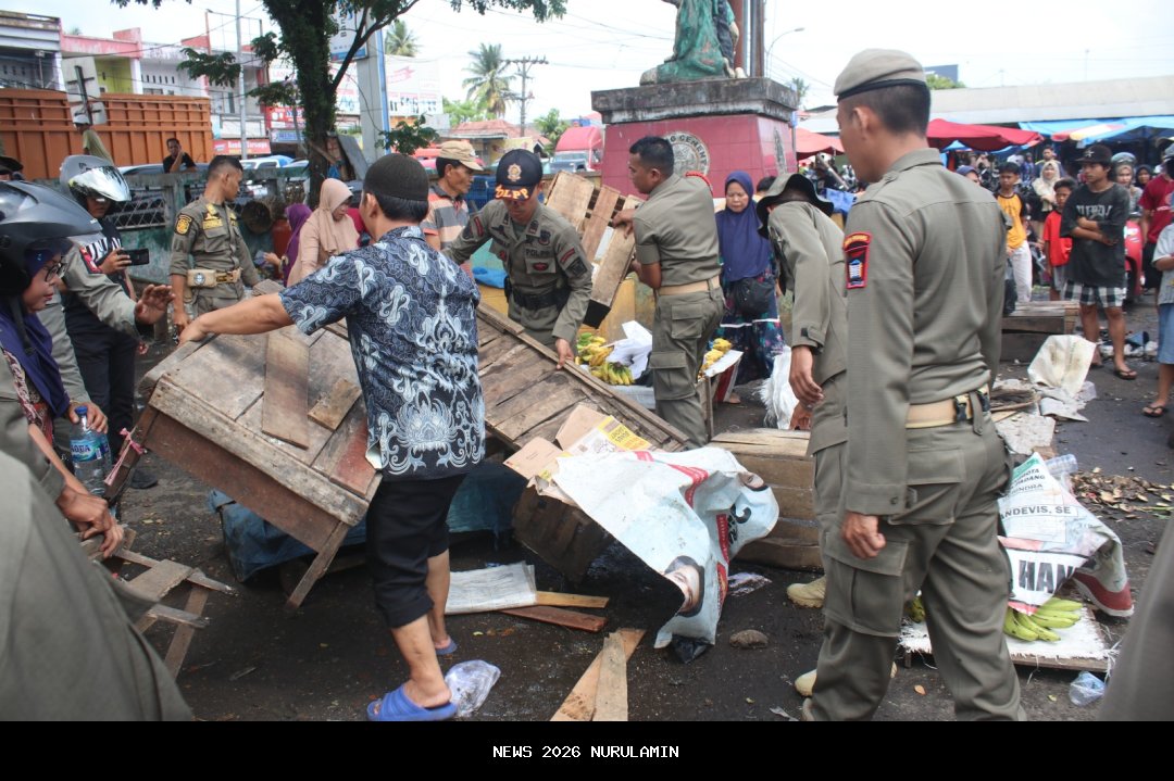 Berjualan di atas badan jalan, puluhan lapak dan kios pedagang di Polman ditertibkan