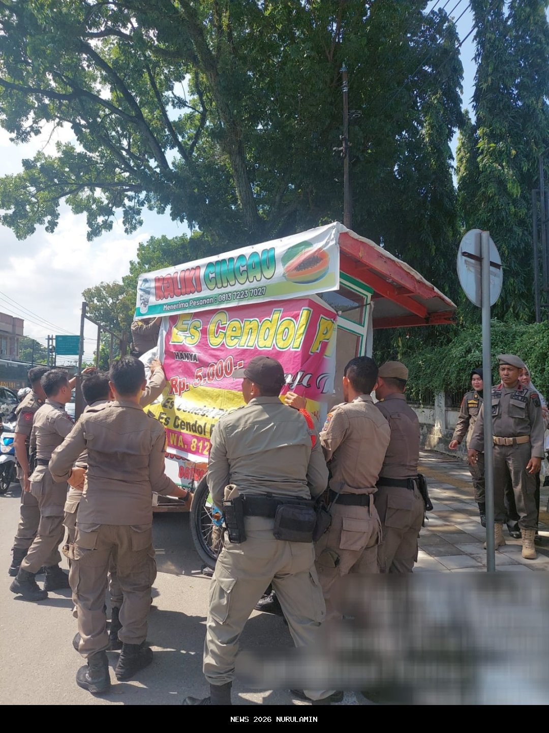 Operasi Penertiban PKL di Kramat Jati, Satpol PP Sita Gerobak dan Alat Dagang