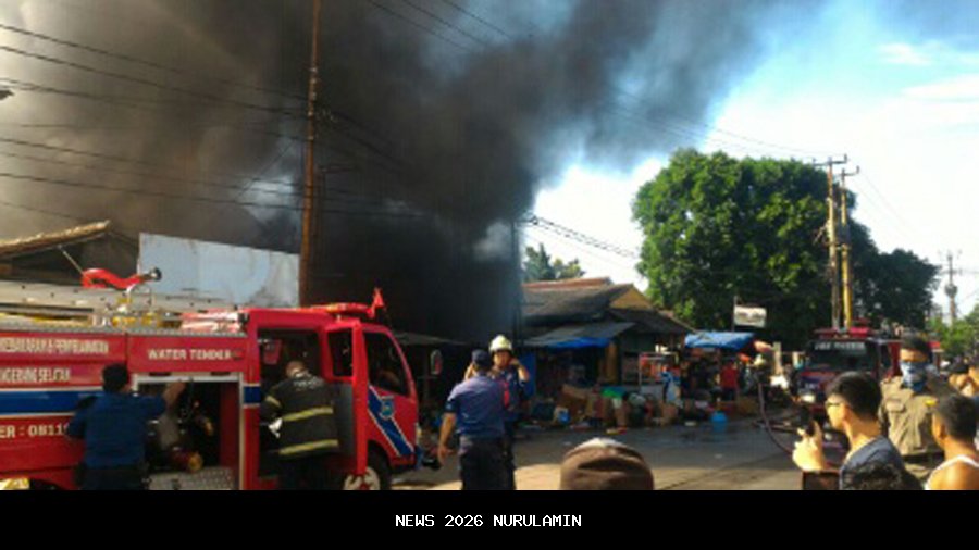 Kia Carnival ludes terbakar di dekat Pasar Bendilwungu Tulungagung, korsleting listrik jadi penyebab