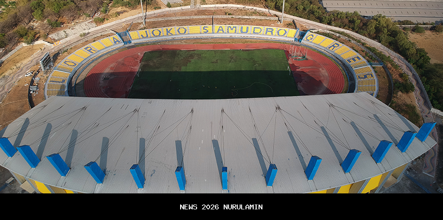 Diguyur hujan deras, jogging track Stadion Gelora Joko Samudro Gresik ambles