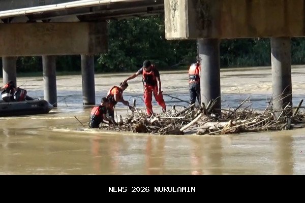 Damkarmat Medan Turun Bersihkan Aceh Tamiang Akibat Banjir