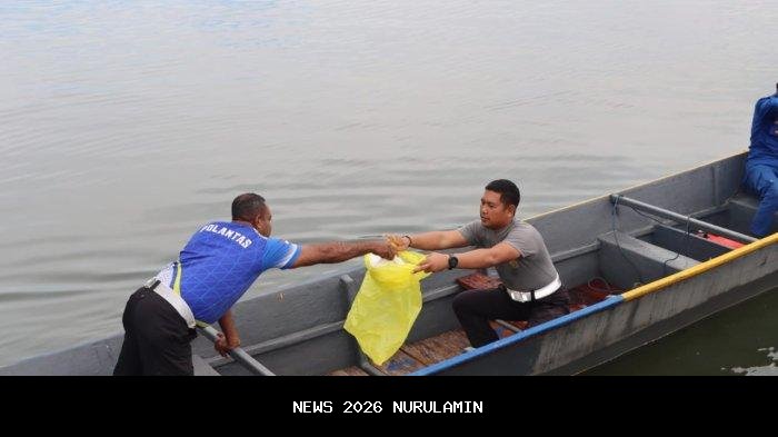 Sampah Mengganggu Perahu, Pelabuhan Sorong Terpolusi