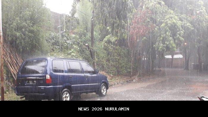 Penampakan Terminal Bubulak Kota Bogor diguyur hujan sejak pagi hari, genangan air masih terlihat