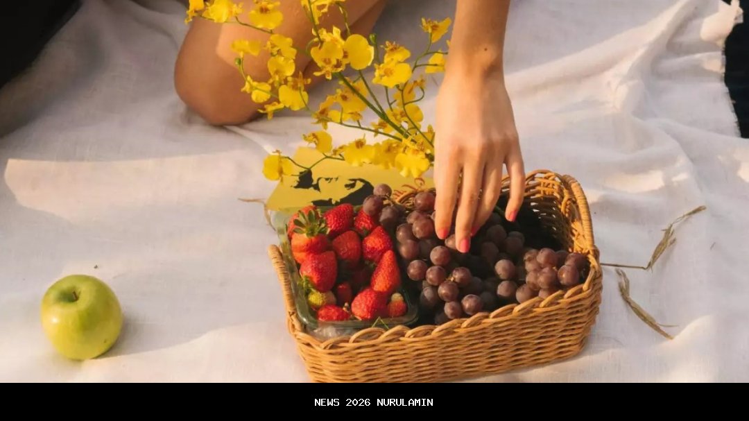 Ritual Tahun Baru Viral: 12 Anggur di Bawah Meja Bisa Bawa Jodoh