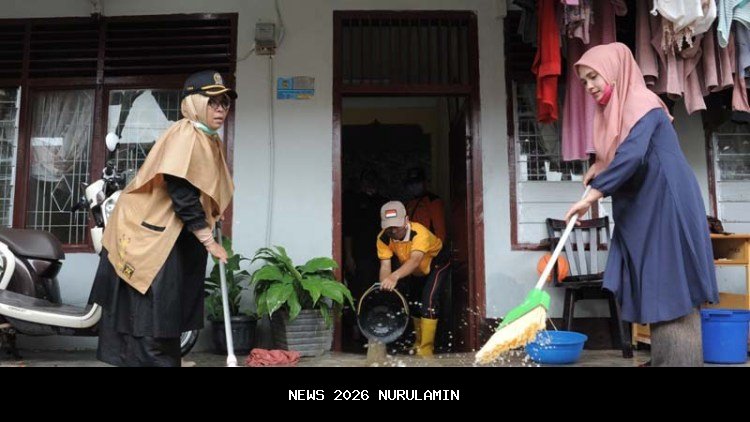 Ketua Fraksi PKS Aceh Tengah Bersihkan Sekolah dengan Alat Bantu