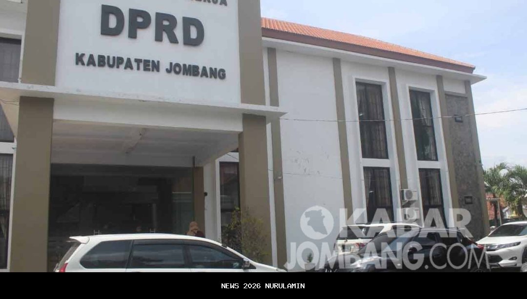 Komisi C DPRD Jombang Periksa Tugu Roboh di Bandarkedungmulyo, Fokus pada Material ACP
