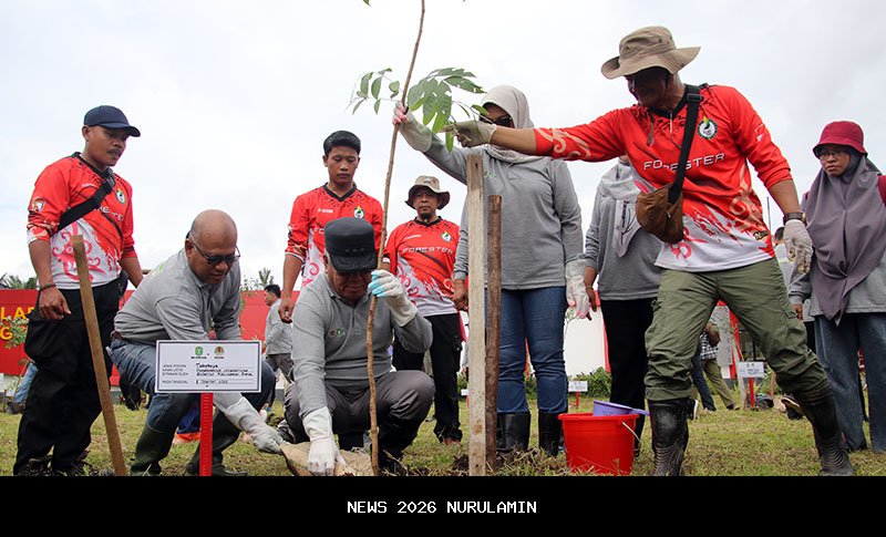 Menanam Pohon di Lumajang, Gubernur Jatim Tekankan Net Zero Emission Melalui Aksi Nyata
