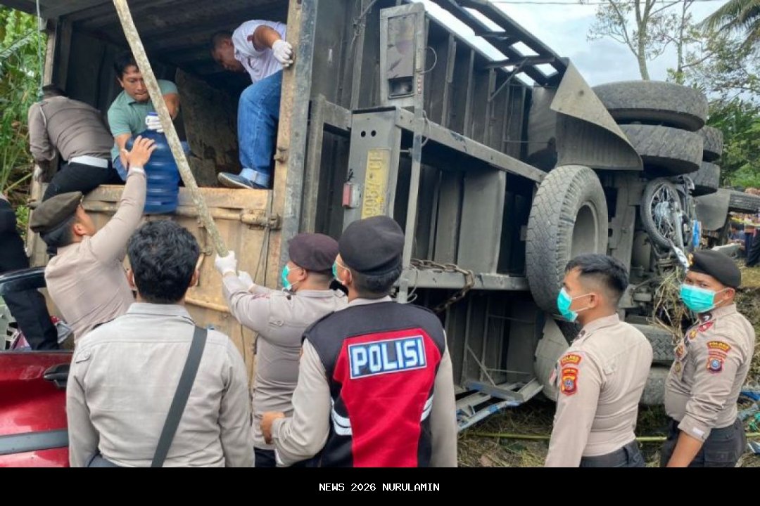 Dugaan sopir mengantuk, dua truk bertabrakan di Jalan Raya Camplong Sampang