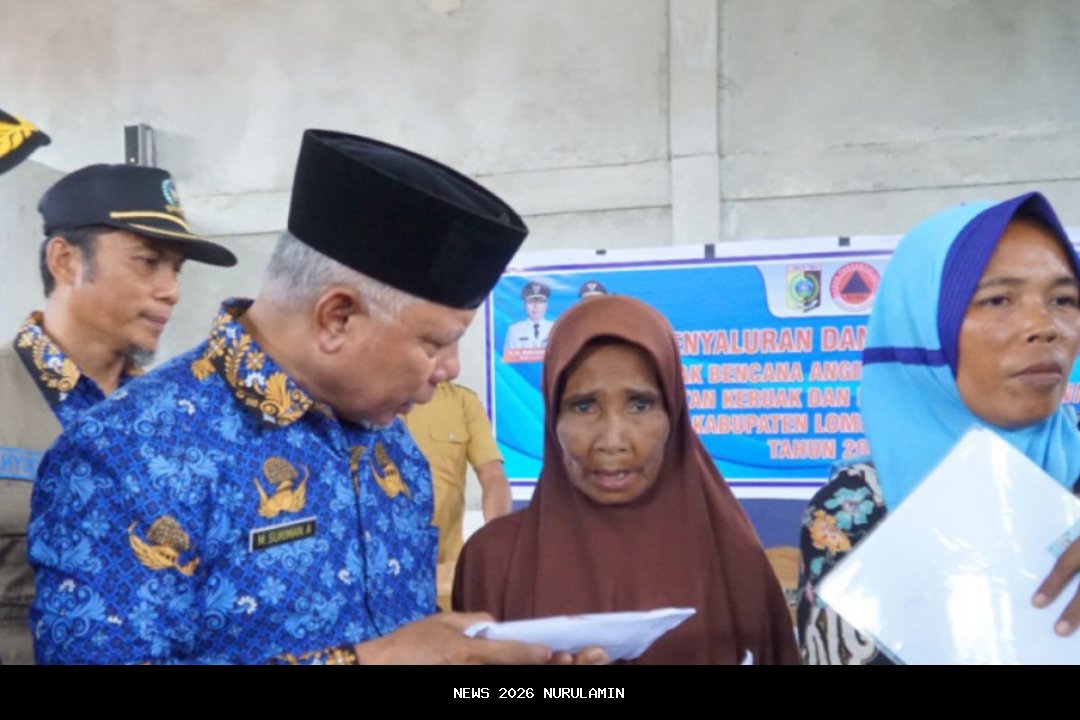 Polisi Bantu Korban Puting Beliung di Rawajitu Timur