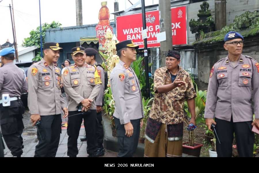 Polwan Sidoarjo Bantu Lansia, Forkopimda Pastikan Natal Aman
