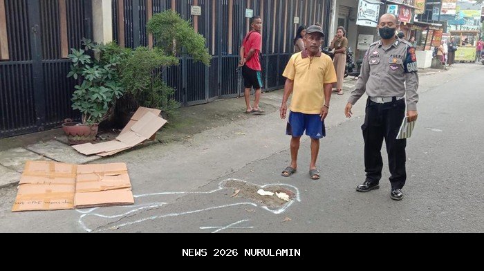 Petugas Polres Tanggamus Selamatkan Pria Tergeletak di Jalan