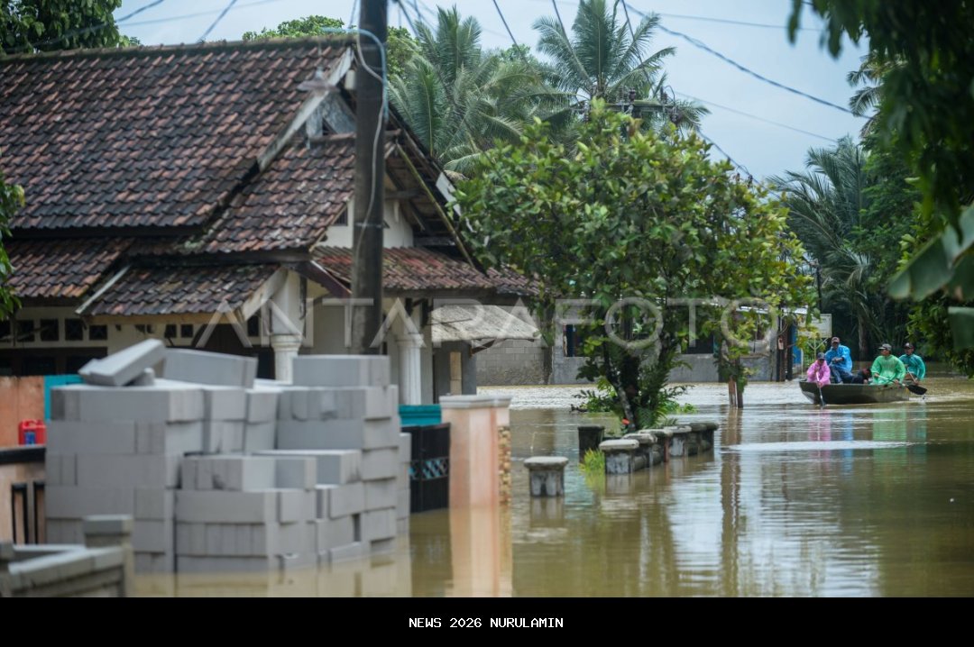 Banjir rendam 4 kampung di Sumur Pandeglang, jalan terputus, warga pergi mengungsi