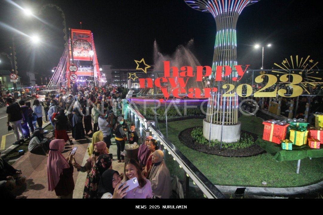 Pesta Tahun Baru di Lantai 23 dengan Pemandangan Kota Surabaya Malam