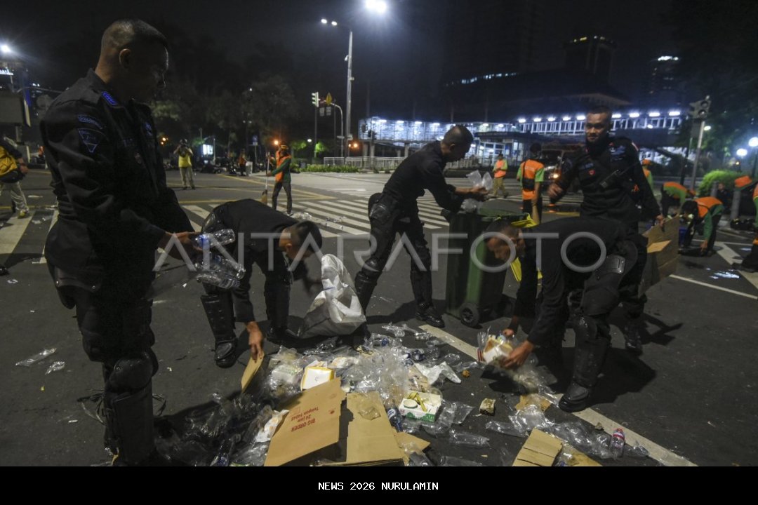 Brimob Sumut Bantu Bersihkan Rumah dan Masjid PascaBencana Batang Toru