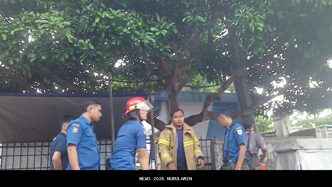 2 tiang listrik patah di kompleks kantor bupati Maros, kabel melintang di jalan