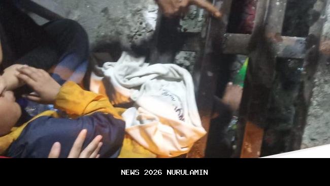 Aksi sigap Damkar Jombang evakuasi anak terjepit besi bangku di depan RSUD
