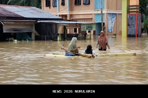 VIDEO - Prabowo Terkejut Lihat Kayu Sisa Banjir Aceh Tamiang, Berbisik ke Mualem