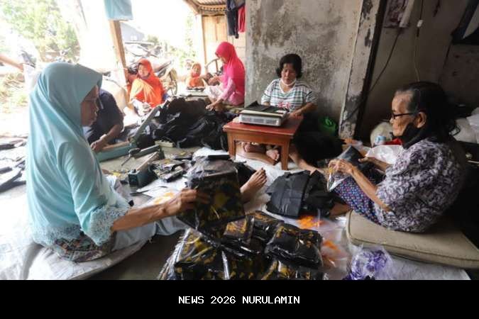 Mayoritas warga Padang bekerja di sektor jasa, mencapai 75 persen