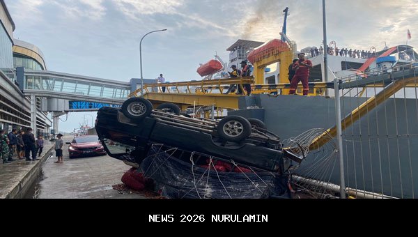 beko terjatuh dari Trailer Timpa Lima Mobil dan Dua Motor di Tanjakan Mengker