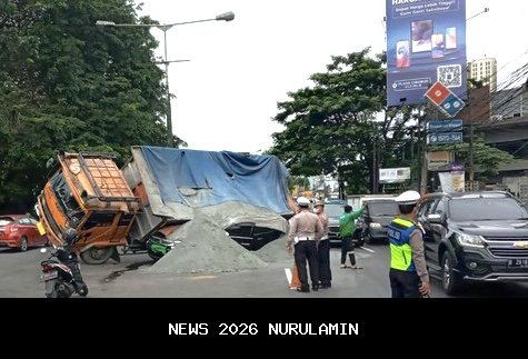 Beko Jatuh dari Truk Timpa Lima Mobil dan Dua Motor di Tanjakan Mengker