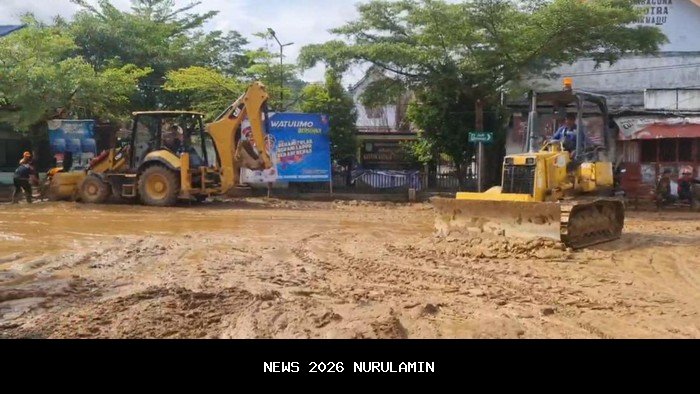 Sinergi Polres Pidie dan Warga Bersihkan Lumpur Banjir, Alat Berat Dikerahkan untuk Pulihkan Gampong Tanjong