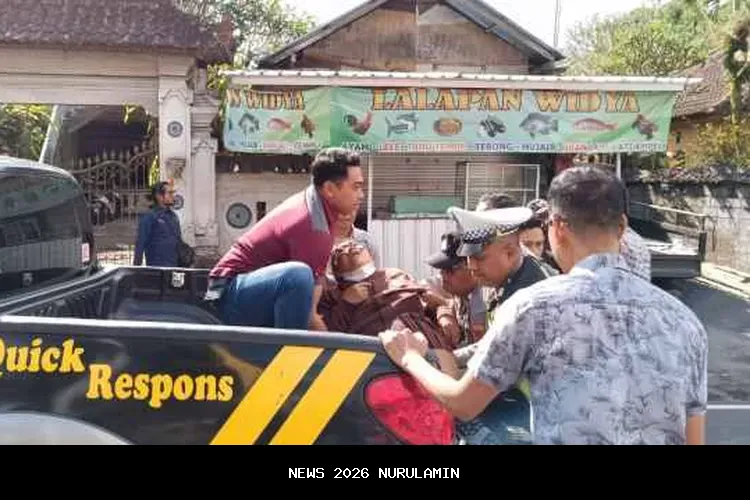 Polisi bantu evakuasi warga yang sesak napas di Bekasi, sempat tak sadarkan diri