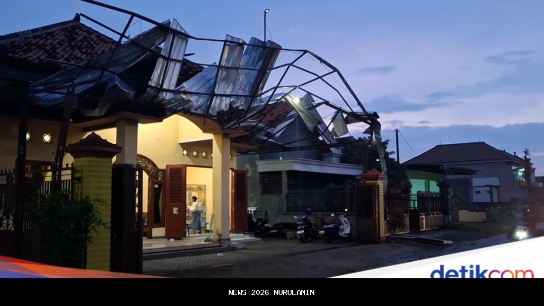 Angin Kencang Rusak Puluhan Rumah di Tulungagung
