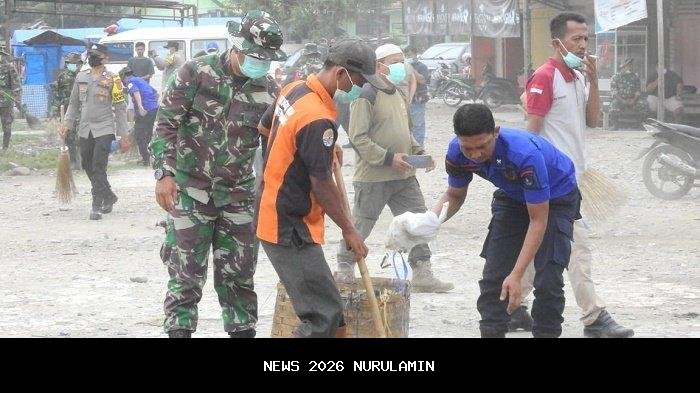 Hingga Malam, TNI Bersihkan Pasar Aceh Tamiang