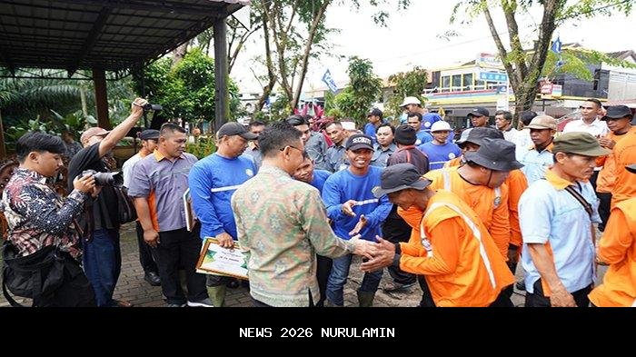 Di Balik Kemeriahan Tahun Baru, Dedikasi Petugas Kebersihan Purwakarta