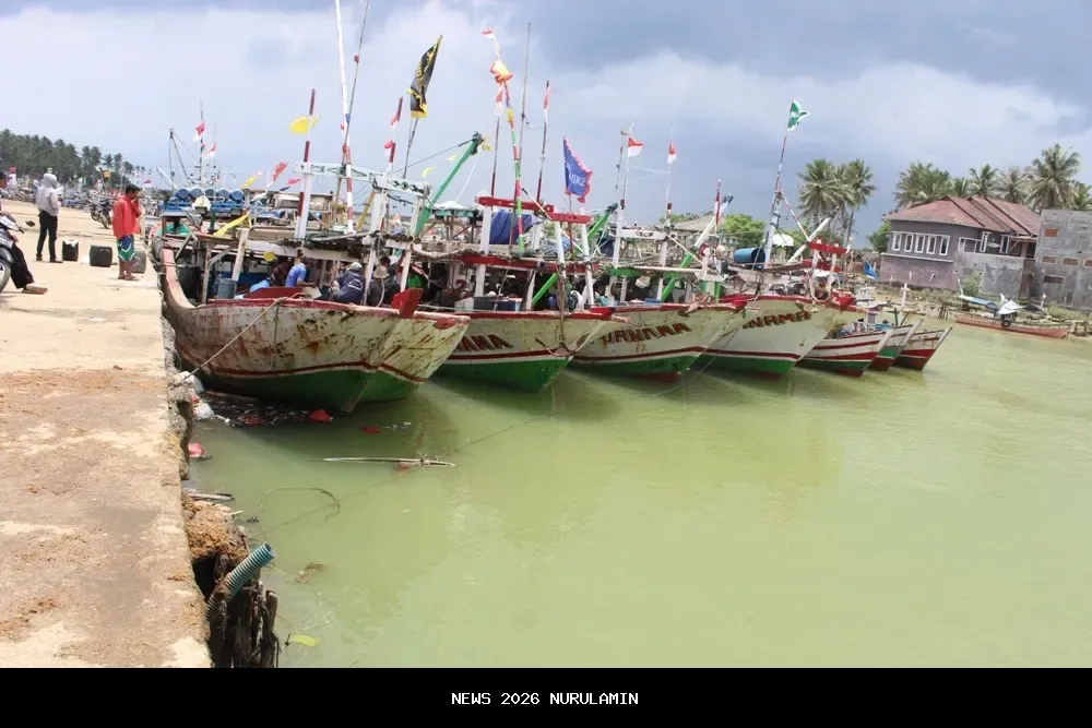 Tak bisa melaut akibat gelombang capai 3 meter, nelayan Jateng mulai utang ke Bank Titil