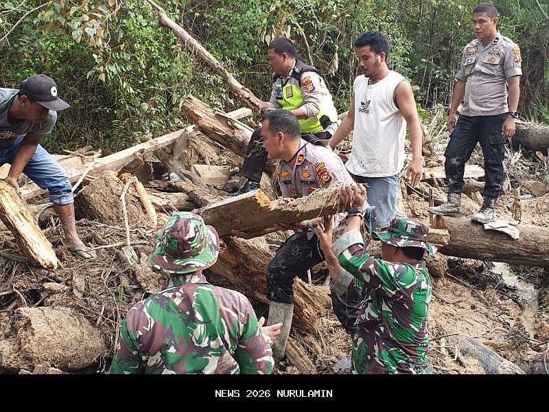 Mang Ucok Selamatkan Ayah dan Anak Tertimbun Longsor di TPT Mini Soccer Jatinangor