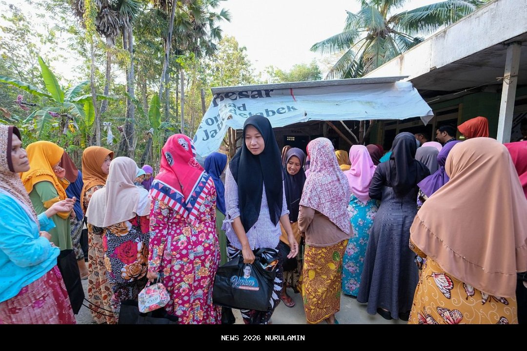 Sandiaga Uno Bantu Warga Terdampak Bencana Sumatera dengan Bazar Sembako Murah
