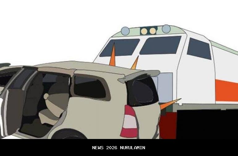 Mobil Terbakar di Perlintasan Tanpa Palang Pademangan Jakut