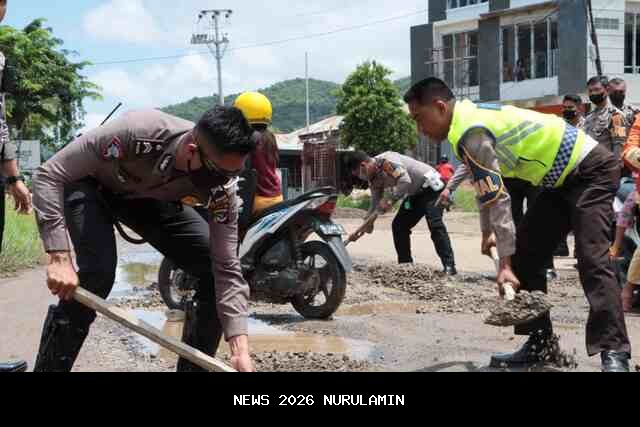 Jalan Berlubang di Gorontalo Labuan Bajo Diperbaiki Polres Manggarai Barat
