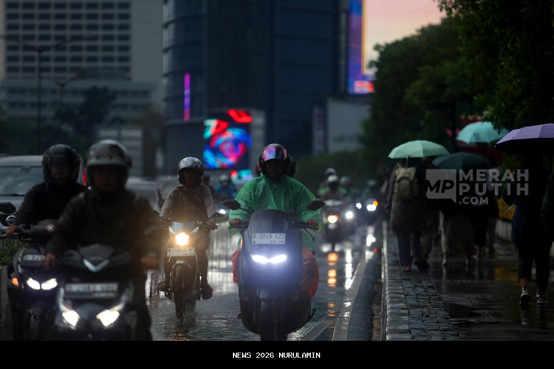 Jakarta dan sekitarnya diguyur hujan lebat disertai petir, BMKG prediksi berlangsung hingga sore