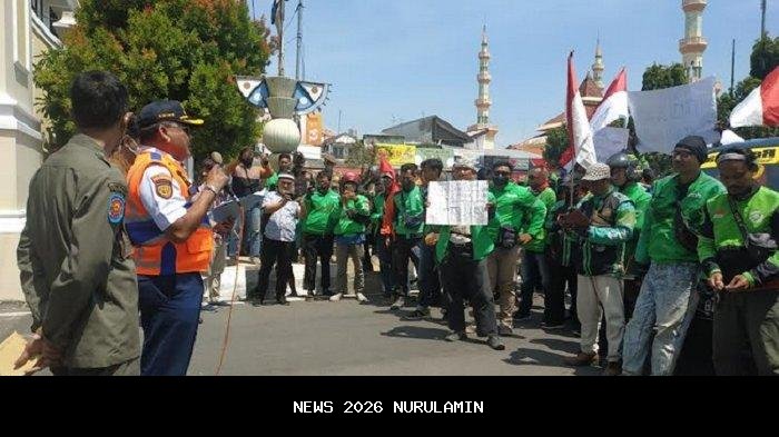 Ratusan Pedagang Pasar Tegal Demo Tolak E-Retribusi, Sampaikan Tujuh Tuntutan ke Bupati
