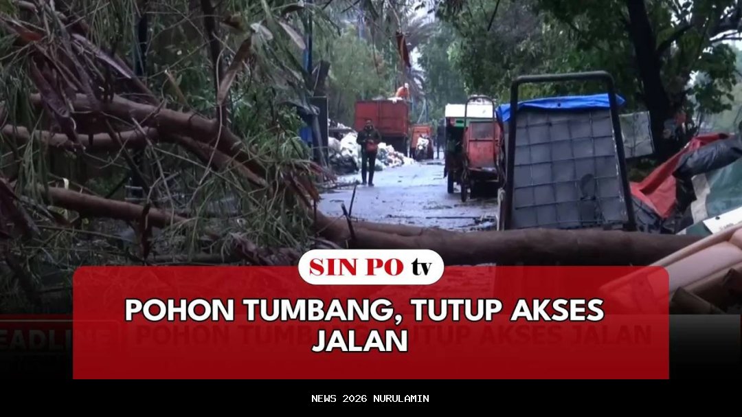 Pohon tumbang di Jalan Lapangan Serbaguna Bekasi tutup akses jalan