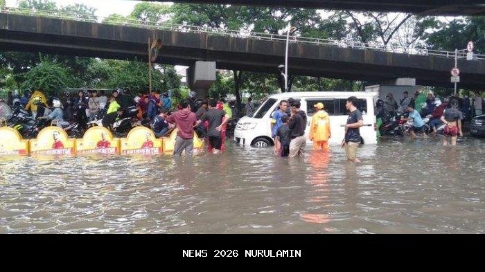 Jalan Kelayan A dan B Banjarmasin Terendam, Pengendara Cari Jalur Aman untuk Hindari Kebocoran Mesin Motor