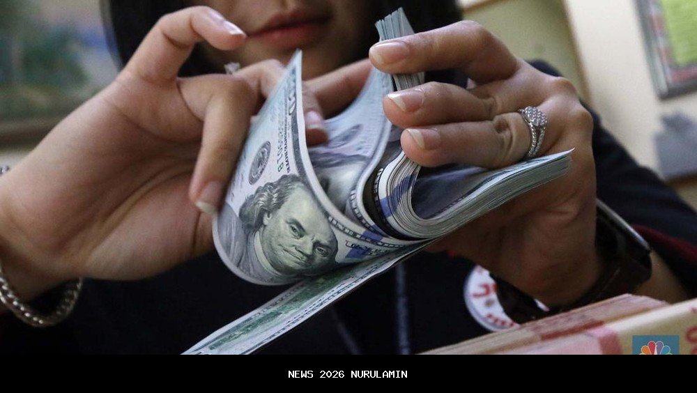 Di titik terendah: Dolar AS jatuh ke level terburuk 20 tahun