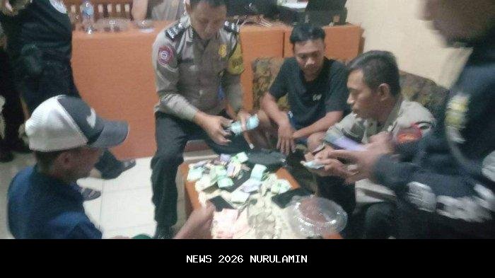 Selain rokok, puluhan ponsel dan uang palsu dimusnahkan dalam razia besar di Cikarang Pusat