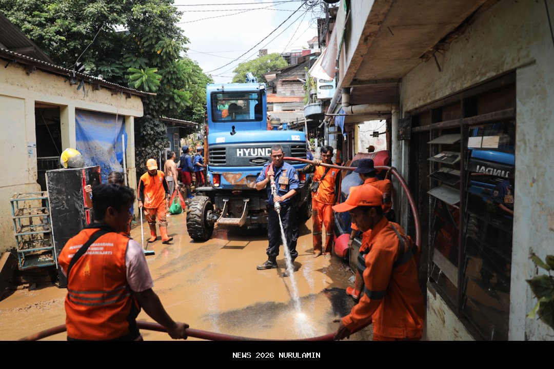 BPBK Abdya bersihkan material beton dan sampah pascabanjir