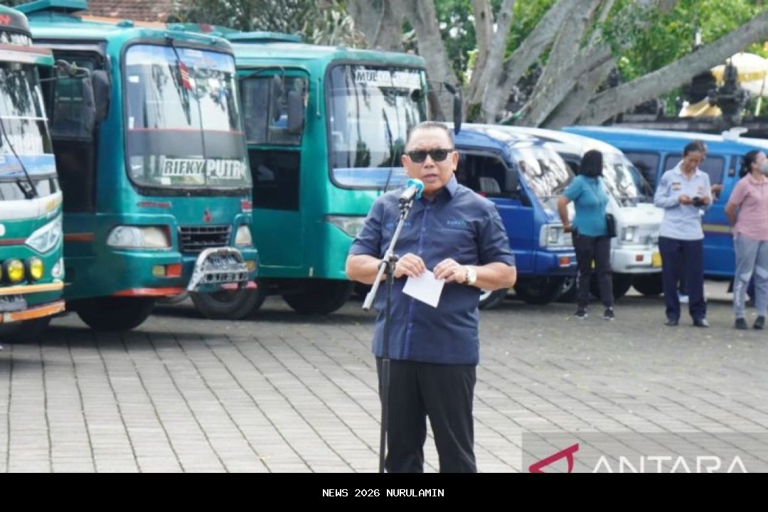 Tergenang, Pemkab HSS Beri Angkutan Gratis untuk Pengendara Jalan Kandangan-Nagara