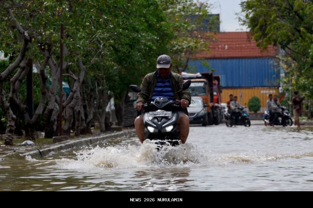Hujan deras gempur Jakarta sejak Minggu malam: 6 RT dan 4 ruas jalan tergenang, simak daftarnya
