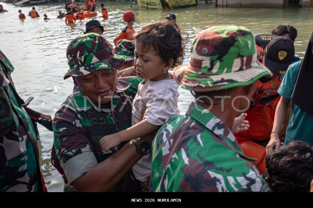 Tim Kesehatan Gabungan TNI dan Relawan Bantu Korban Banjir di Gayo Lues