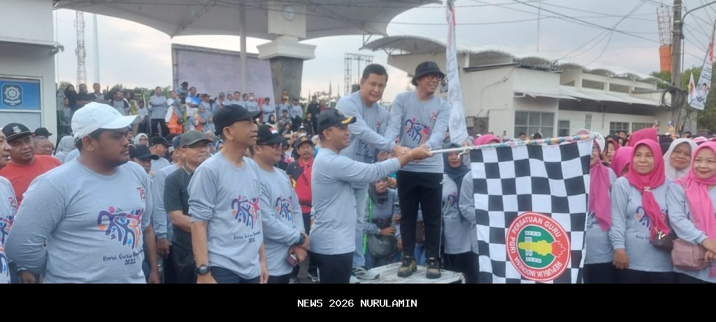 Ribuan Guru dan Siswa Ikuti Jalan Sehat HUT PGRI ke-80 dan HGN 2025 di Kotabaru