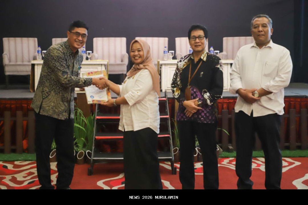 Bupati Adi Arnawa Berikan Piagam Penghargaan TJSP ke 94 Perusahaan